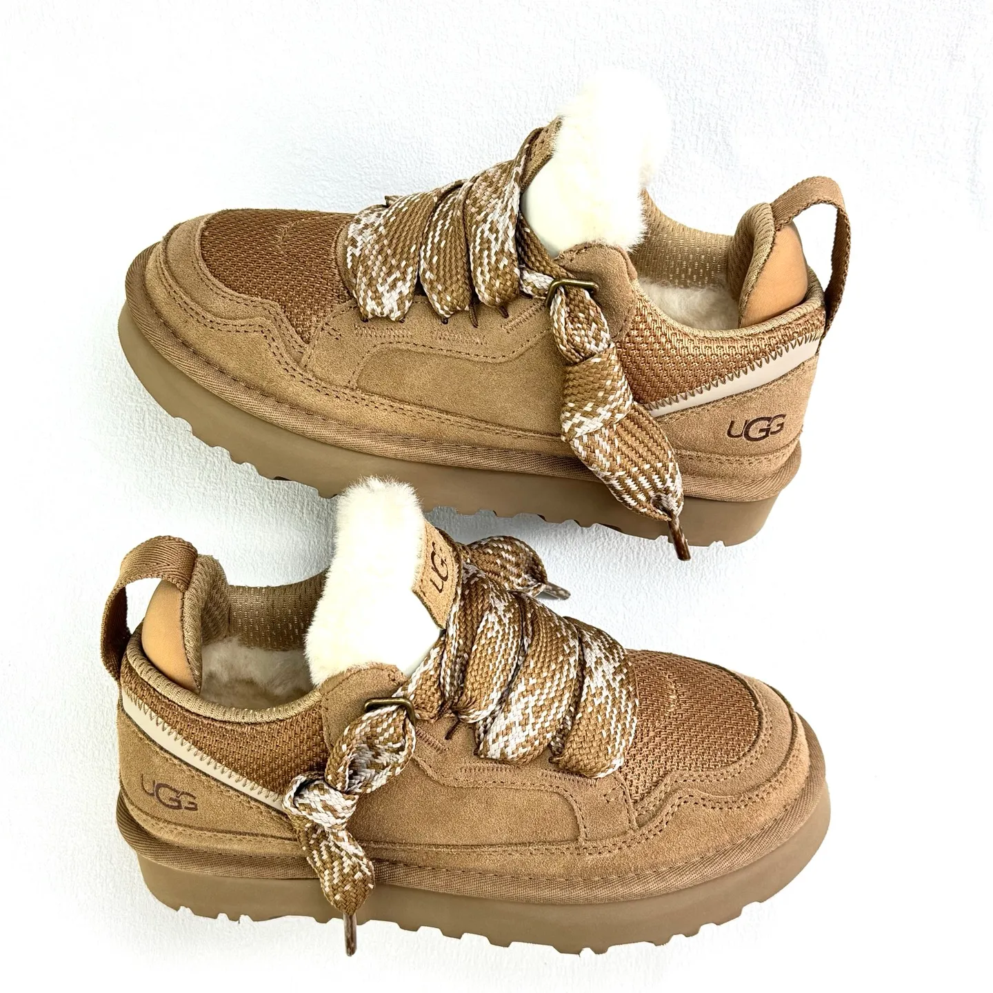 Local 💰600 supports stocking. Platform operation #UGG｜Low top 4032 Mel casual shoes, upper design, recycled ballistic canvas mesh, high-quality suede upper, two-color flat shoelaces. The inner material of the shoe is made of Longfeng sheep fur. The fur lining keeps warm and locks in temperature. The sole material is comfortable Treadlite by #UGG #EVA. Light wing outsole. Size: 35 36 37 38 39 40